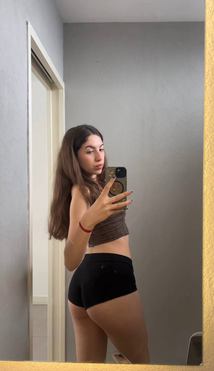 Amber in her underwear in Kyoto