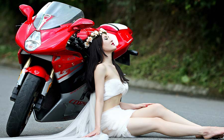 Beautiful girls and motorcycles in Kyoto