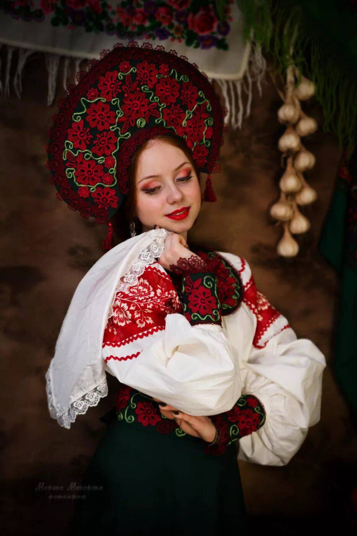 Take a pause and enjoy Women in Slavic costumes — streaming from Kyoto